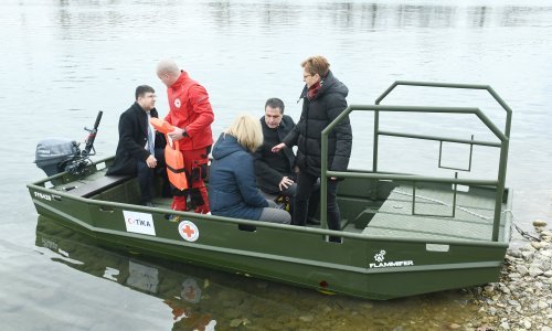 Hrvatska Kostajnica dobila brodicu za pomoć i spašavanje na vodi