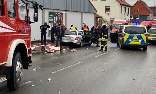 Automobil se zabio u karnevalsku povorku u Njemačkoj, više osoba ozlijeđeno
