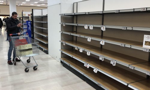 Ludo u Crnoj Gori: Nemaju niti jednog zaraženog, a opustošili trgovine