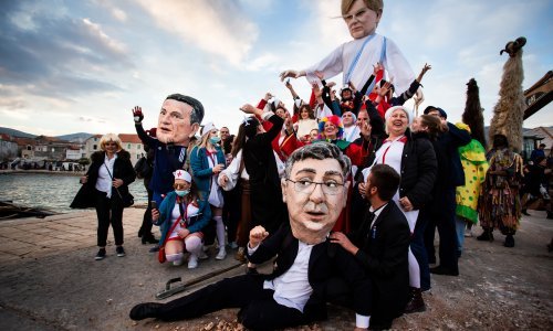 [FOTO/VIDEO] U Kaštel Starom spalili lutku s likom bivše predsjednice Kolinde Grabar-Kitarović