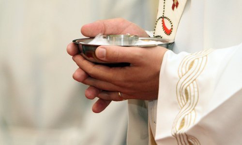 Župa iz Sesvetskog Kraljevca objavila da su svećenik i djelitelj pričesti pozitivni na koronavirus. Sat vremena kasnije objava i poziv građanima na samoizolaciju su nestali