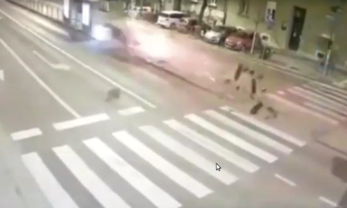 Snimka otkriva kolika je sreća što nikog nije bilo na stanici kad ju je vozač Audija pomeo