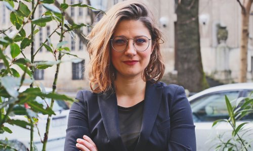 Njene predstave nisu ni provokativne ni spektakularne, ali publiku svejedno snažno diraju. Marina Petković Liker kaže: To je ulazak kazališta kroz utrobu