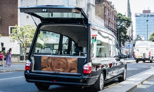 Ukrao auto u kojem je bio mrtvac