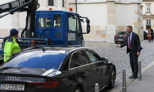 [VIDEO] Beljak se parkirao ispred Sabora, pa došao pauk: 'Potpuno sam zaboravio...'