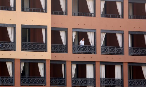 Gosti napuštaju hotel na Tenerifima koji je bio karantena za 1000 turista