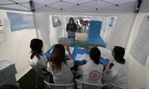 Izraelci izašli na izbore treći put u godinu dana, ankete pokazuju još jednu tijesnu utrku