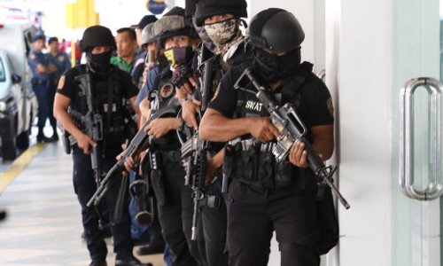 Talačka kriza na Filipinima: Pobješnjeli zaštitar zapucao na kolege i uzeo 30 talaca