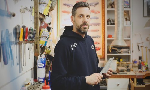 Radi unikatni nakit, njegovi kuhinjski noževi su hit, a po struci je kipar: Nikad nemam mira. Od svoje 14-te klesao sam natpise na nadgrobnim spomenicima