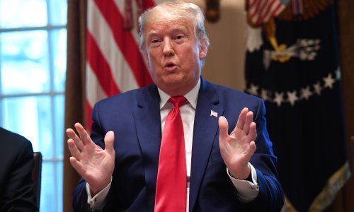 U ratu protiv virusa Trump pokušava spasiti SAD i svoj reizbor