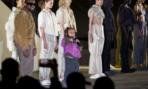 Šestogodišnja kći Kim Kardashian i Kanyea Westa zapjevala na očevoj reviji, na opće oduševljenje okupljenih