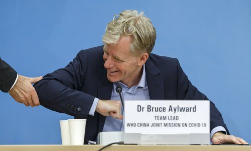 Izbjegavanje kontakta zbog koronavirusa: Rukovanje, zagrljaji i poljupci nisu više dobrodošli