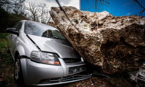 Za dlaku izbjegnuta tragedija: Gromada se odlomila i prignječila automobil