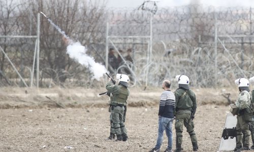 Pred grčkom granicom 12.500 migranata, policija ispalila suzavac