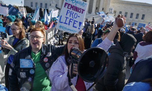 Podijeljeni Vrhovni sud raspravljao o pravu na pobačaj u SAD-u