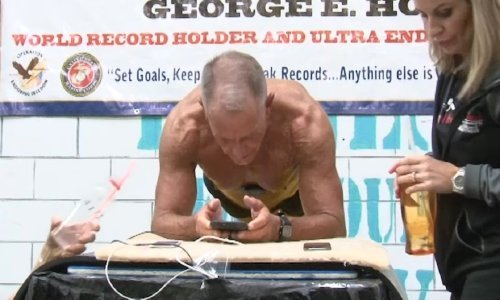 Pogledajte kako je nevjerojatni 62-godišnjak oborio rekord održavanja položaja 'daske'