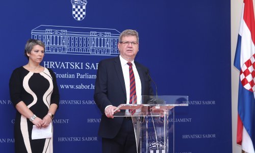 Demokrati: Muškarci godišnje zarade 13.600 kuna više nego žene