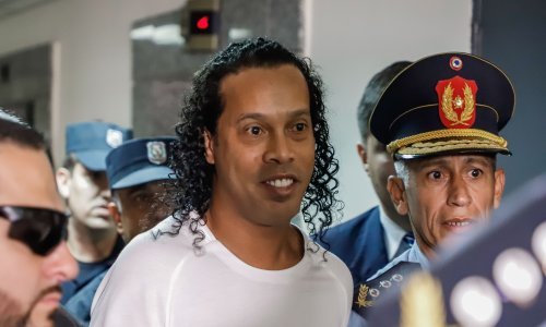 [VIDEO] Veliki obrat u 'slučaju Ronaldinho': Brazilska legenda i njegov brat u Paragvaju završili u pritvoru, čeka ih suđenje