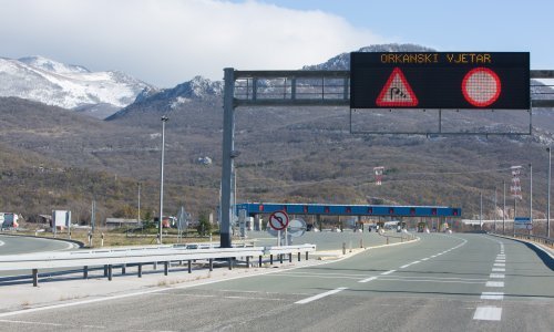 Na Jadranu olujna bura, preko Paškog mosta i na A1 od Svetog roka do Posedarja zabranjen promet za kamione i autobuse