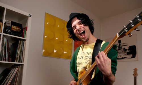 Ovakvo što niste vidjeli: Tip od hrpe iPhonea napravio gitaru