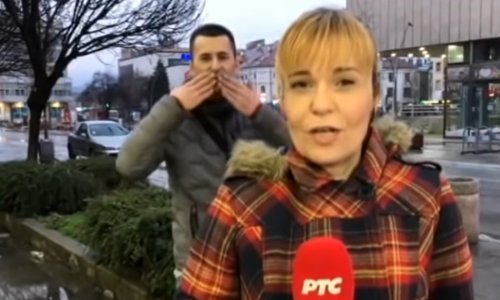 Urnebes na srpskoj televiziji: Pobogu, što radi ovaj tip u kadru?
