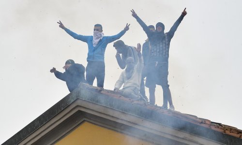 [FOTO] Potpuni kaos u talijanskim zatvorima: Zatvorenici otimaju čuvare i pale sve pred sobom