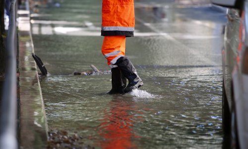 U Vodovodnoj ulici u Zagrebu pukla vodovodna cijev, zbog poplavljene ceste gužve u prometu