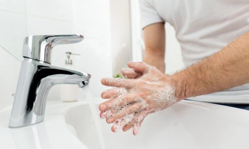 Profesor kemije objašnjava zašto je sapun učinkovitiji u borbi protiv koronavirusa od raznih dezinficijensa