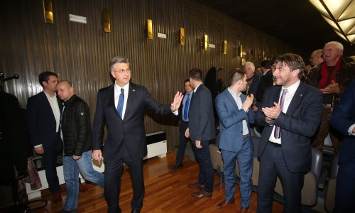 Poljaci pušu na hladno, HDZ-ovci zasad ne otkazuju stranačke skupove. Pitali smo ih zašto