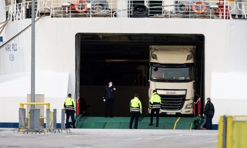 [FOTO] U Split uplovio trajekt iz Ancone, Talijane vode u karantenu, Hrvate u samoizolaciju