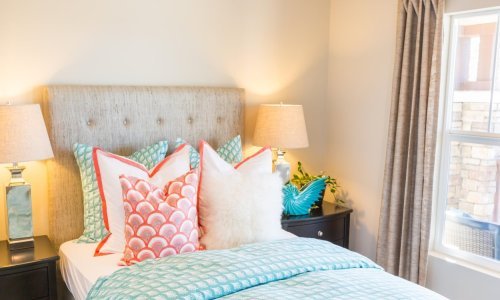 Noćni ormarići u spavaćoj sobi ne moraju biti dosadni, a ove fotografije to i dokazuju