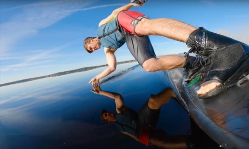 Opustite se uz surfera koji nije mogao odoljeti vlastitom odrazu