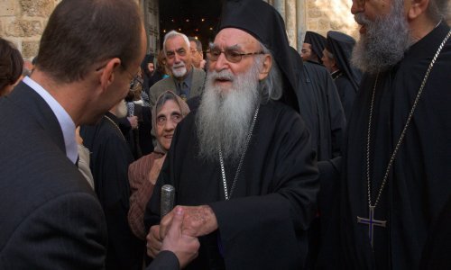 Crkva zbog koronavirusa zabranila ljubljenje ikona i ruku svećenika