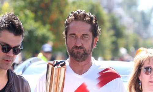 Gerard Butler ne boji se koronavirusa: U Grčkoj ponosno prošetao s olimpijskom bakljom u ruci