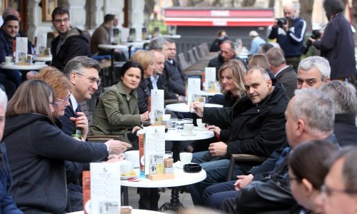 [FOTO] Plenković se družio s članovima stranke u Karlovcu, pozvao HDZ-ovce da iziđu na izbore ali i da se paze koronavirusa