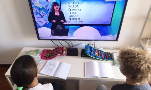 Učionica kod kuće; milijuni učenika izolirani od profesora; glavobolje im zadaje preopterećeni internet