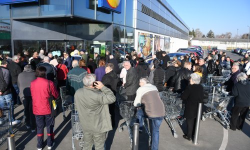 Blagajnica o navali na trgovine: Dosta je pohlepe, dosta je toga da se tučete za brašno, mlijeko, kvasac i WC papir