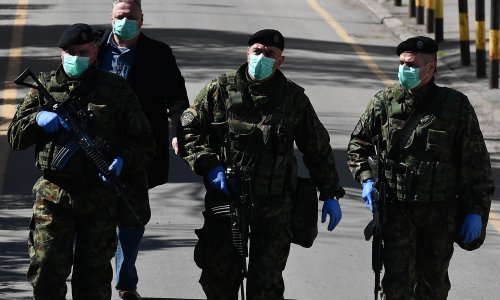 U Srbiji vojska ispred bolnica, Brnabić prijeti uvođenjem policijskog sata: Starijima od 65 godina kazna 1300 eura!