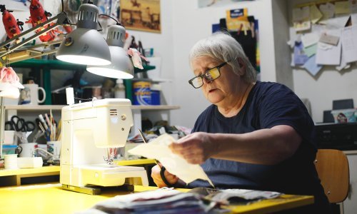 Lutkarica vrijednih ruku: Dok u ljekarnama danima vlada nestašica, u Zagrebu nastaju šarmantne zaštitne maske