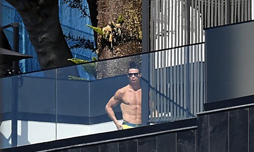 Cristiano Ronaldo se sunča, a njegova Georgina šopingira i privlači poglede