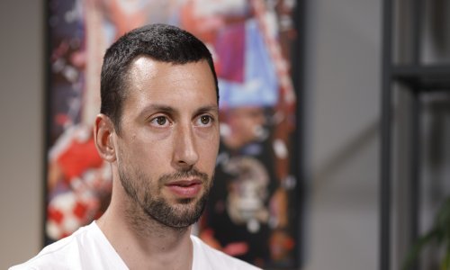 Praši sve u šesnaest: Košarkaš Roko Leni Ukić vrijeme krati sviranjem bubnjeva