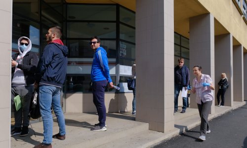 [FOTO] Otpušteni konobari i kuhari masovno se prijavljuju na Zavod za zapošljavanje