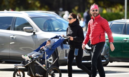 Eva Longoria nakratko pobjegala iz karantene u šetnju sa suprugom i sinčićem