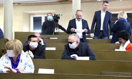 [FOTO] Sjednica u vrijeme epidemije; skupštinari u klupama s maskama na licu i rukavicama o pomoći zagrebačkom gospodarstvu