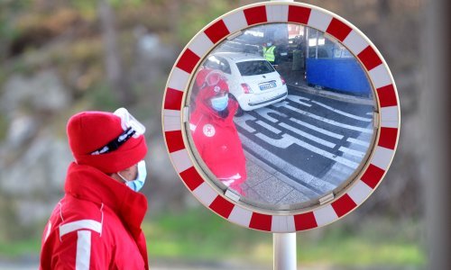 U Sloveniji dnevni porast novooboljelih nešto smanjen; Kacin: Nitko ne može reći je li to zatišje epidemije ili zatišje pred buru