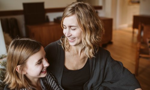 Kako korona uzima sve većeg maha, tako se bliži vrijeme da svojoj djeci objasnite što se događa. Izvukli smo za vas osam savjeta koji bi vam taj razgovor trebali olakšati