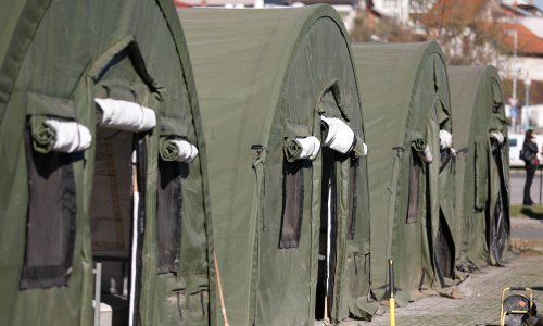 Pripadnici HV grade natkriveni prostor između šatora i KB Dubrava