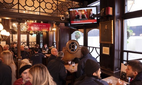 Velika Britanija zatvara kafiće, pubove i restorane