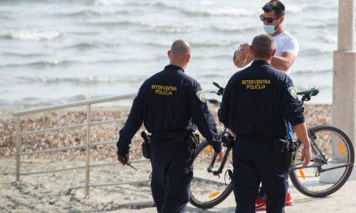 Oglasio se SDP o incidentu na splitskim Bačvicama: Recite ljudima što se točno smije, a što ne! Privedena novinarka: Policija je bila brutalna