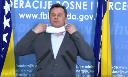 Premijeru Federacije BiH stavljanje maske na lice baš i ne ide